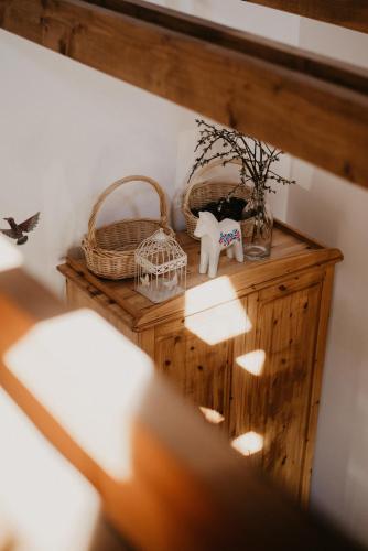 a shelf with baskets and birds on it at Málna Major in Mályinka