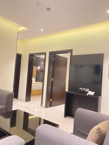 a room with a room with a bed and a mirror at شقق السامية للشقق المخدومة in Sharurah