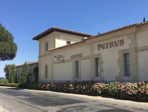 a white building with the words pittys on it at Une pause quelque part recharge pour voiture électrique inclu in Saint-Médard-de-Guizières