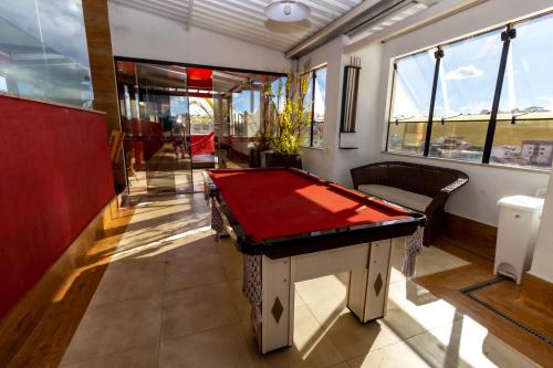 a room with a pool table in a restaurant at Granlago Hotel in Pouso Alegre