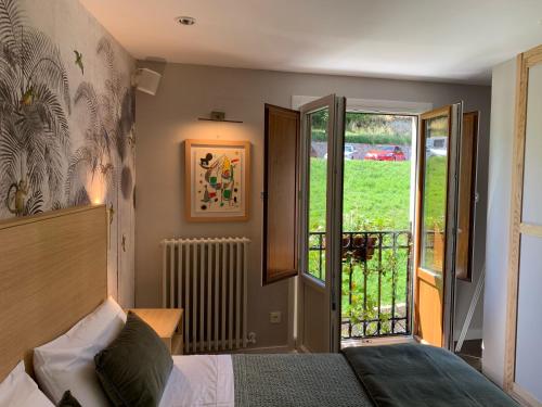 ein Schlafzimmer mit einem Bett und einem Balkon in der Unterkunft Emérita Luxury Home in Burgos