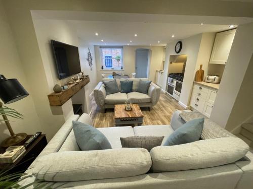a living room with two couches and a table at The Snug in Great Malvern