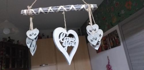 four hearts hanging from a rack in a room at B&B da Debora in Pisa