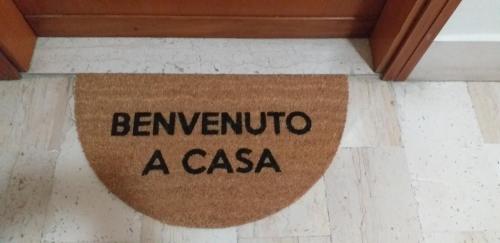 a sign that says benvimino a casa on the floor at B&B da Debora in Pisa