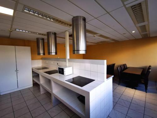 Η κουζίνα ή μικρή κουζίνα στο PARIS par trains, AREA, Studios avec salle de bain et kitchenette Privées, OU, chambres avec salles bain et cuisines communes