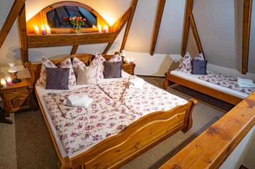 two twin beds in a room with two lamps at Stara Plynarna in Hřensko