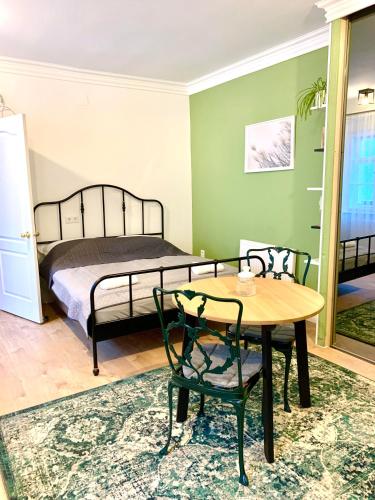 肖普朗的住宿－Fidelissima Apartman，卧室配有一张床和一张桌子及椅子