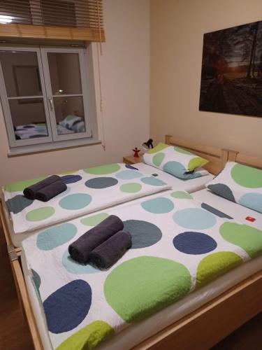 2 camas con almohadas en un dormitorio en Rietschen, Natur erleben en Rietschen