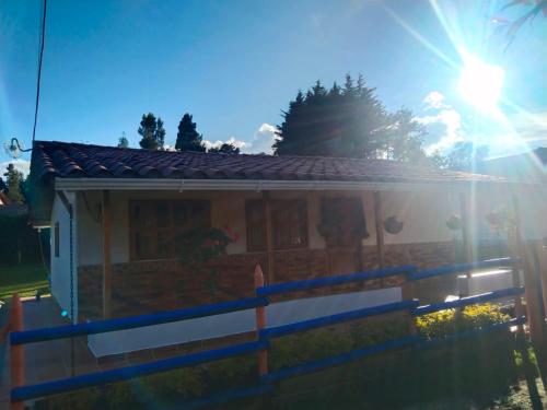 a small house with a fence in front of it at Samaria, un lugar para descansar y disfrutar in Santa Elena