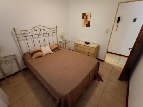 1 dormitorio con 1 cama grande y vestidor en EF DEPARTAMENTOS 7 Belgrano 2230 en Mar del Plata
