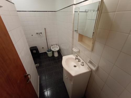 Baño blanco con lavabo y aseo en EF DEPARTAMENTOS 7 Belgrano 2230 en Mar del Plata