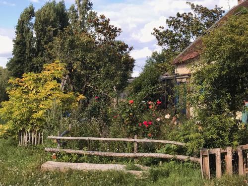 a wooden bench in the middle of a garden at Chambre d'Hôtes chez Gustave & Compagnie in Choussy