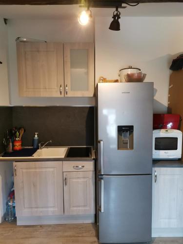La cuisine est équipée d'un réfrigérateur et d'un évier. dans l'établissement Studette de jeanne, à Orléans