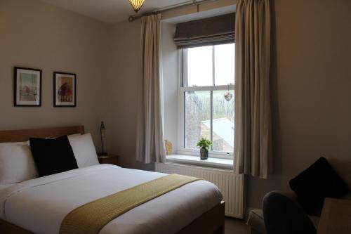 una camera con letto e finestra di The Hill B&B a Middleton-in-Teesdale