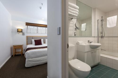 Koupelna v ubytování Fino Hotel & Suites