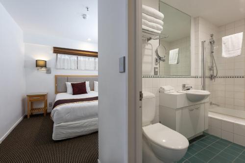 Kupaonica u objektu Fino Hotel & Suites