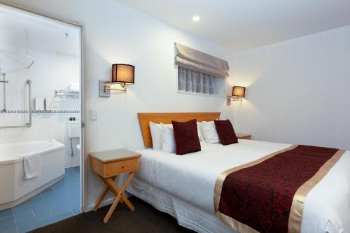 Säng eller sängar i ett rum på Fino Hotel & Suites