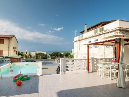un patio con piscina, mesa y sillas en Alcamo Marina Villa Pool, en Alcamo Marina