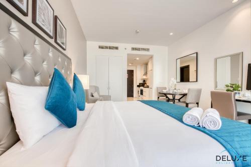 Postel nebo postele na pokoji v ubytování Restful Studio at Celestia A Dubai South by Deluxe Holiday Homes
