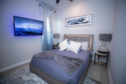 Una cama o camas en una habitación de Newly Constructed Modern Pet Friendly Zen Home with Private Home Theater & Hot Tub! home