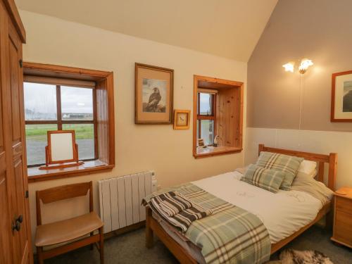 StenschollにあるThe Barnのベッドルーム1室(ベッド1台、椅子、窓付)