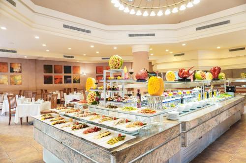 una linea a buffet con molti tipi diversi di cibo di Charmillion Gardens Aquapark a Sharm El Sheikh