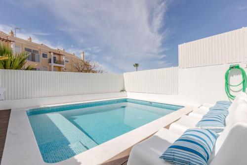 Bazén v ubytování SeaScape Villa Private Pool & Rooftop Jacuzzi with sea view near Manta Rota Beach nebo v jeho okolí