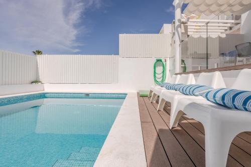 Bazén v ubytování SeaScape Villa Private Pool & Rooftop Jacuzzi with sea view near Manta Rota Beach nebo v jeho okolí