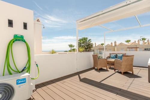 Balkón nebo terasa v ubytování SeaScape Villa Private Pool & Rooftop Jacuzzi with sea view near Manta Rota Beach