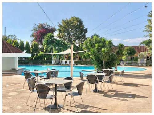 Dad D Resort by Lopburi Inn Resort tesisinde veya buraya yakın yüzme havuzu