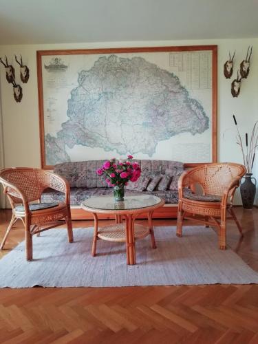 salon z kanapą, 2 krzesłami i stołem w obiekcie Villa Mediterrán w Zalakaros