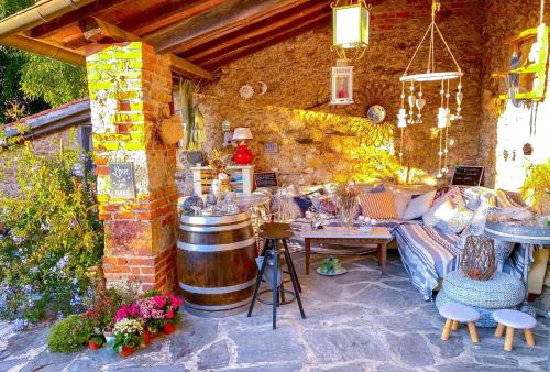 Zimmer mit einer Bar mit Tischen und Stühlen in der Unterkunft Guest House Antico Frantoio Pietrasanta Affittacamere in Pietrasanta
