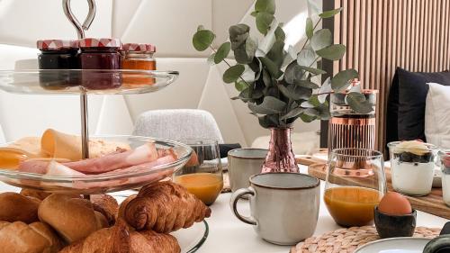 une table avec une plaque de nourriture dans l'établissement Romantische glamping dome Koksijde - Duiniek, à Coxyde