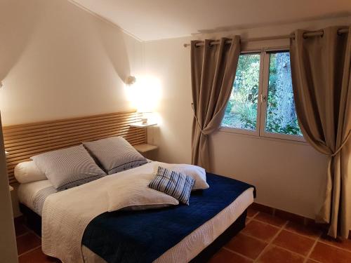 a bedroom with a bed and a window at Domaine de Sahil in Saint-Romain-sur-Cher