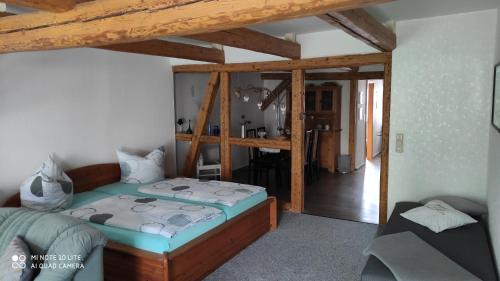 ein Schlafzimmer mit Bett und ein Wohnzimmer in der Unterkunft FEWO am Wetzstein in Wernigerode