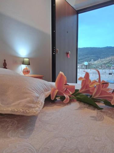 een slaapkamer met een bed met roze bloemen op de vloer bij Agriturismo L'Arco in Guarcino