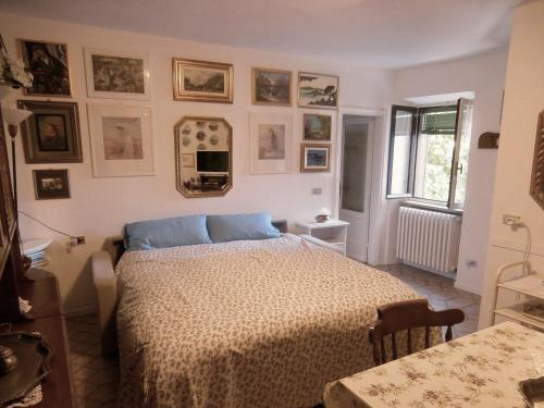 A bed or beds in a room at Maddalena House