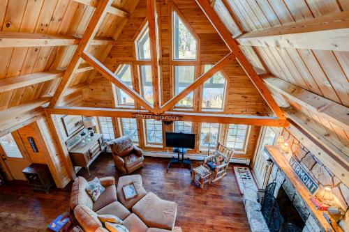 uma vista superior de uma sala de estar num chalé de madeira em Mount Snow Cabin em Wilmington