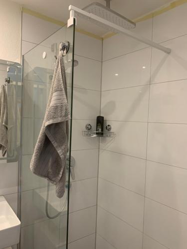 Appartement mit herrlicher Aussicht übers Murgtal tesisinde bir banyo