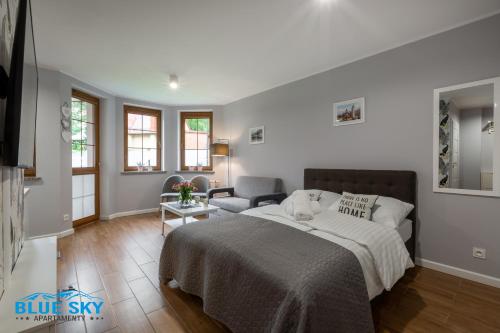Postel nebo postele na pokoji v ubytování Apartamenty BlueSky - Nadrzeczna 3d-3e, blisko centrum Karpacza, dworca PKP w zielonej okolicy