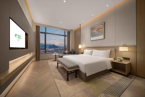 Habitación de hotel con cama y TV en Holiday Inn Fu'an, en Fu'an