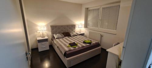Un pat sau paturi într-o cameră la Apartman Klaudius