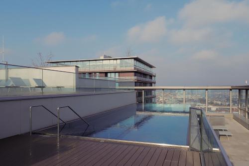 a swimming pool on the roof of a building at Triiiple Suites Level 22 mit Balkon und Tiefgarage in Vienna