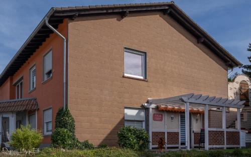 a brown brick house with a window on it at Ferienwohnung Vicus - am Fuße des Schaumberges in Tholey