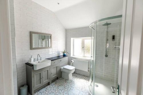 a bathroom with a sink toilet and a shower at NORTH BEACH HOUSE - 3 Bedroom Fully Equipped Spacious House Perfect for Family Getaways in Bridlington in Bridlington