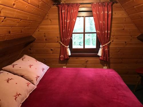 En eller flere senge i et værelse på Romantisch Gastenverblijf 'Het Vogelhuisje'