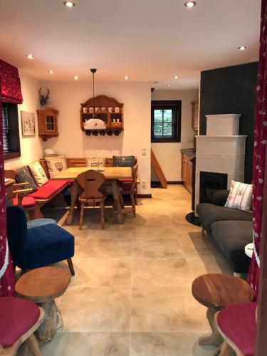 a living room with a table and a couch at Romantisch Gastenverblijf 'Het Vogelhuisje' in Lunteren