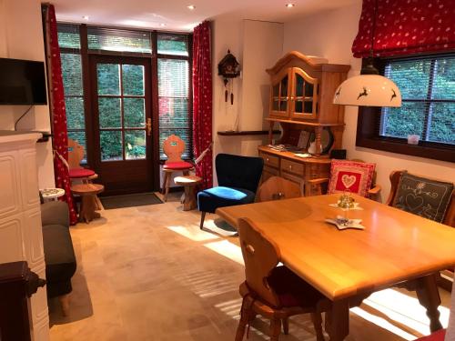a living room with a table and a dining room at Romantisch Gastenverblijf 'Het Vogelhuisje' in Lunteren