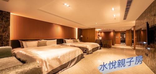 a hotel room with two beds and a couch at Shuiyue Boutique Motel in Dali