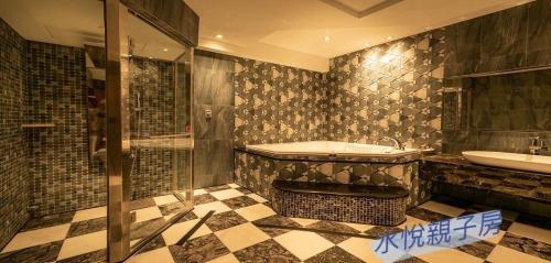 a bathroom with a tub and a sink at Shuiyue Boutique Motel in Dali